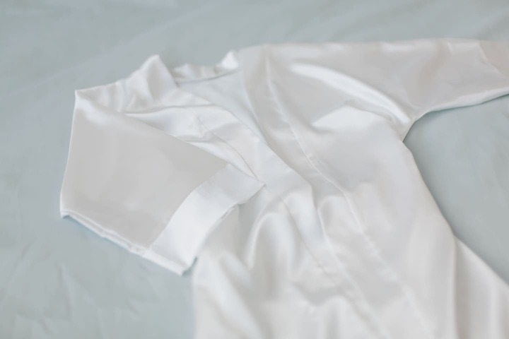 biała piżamka z satyny